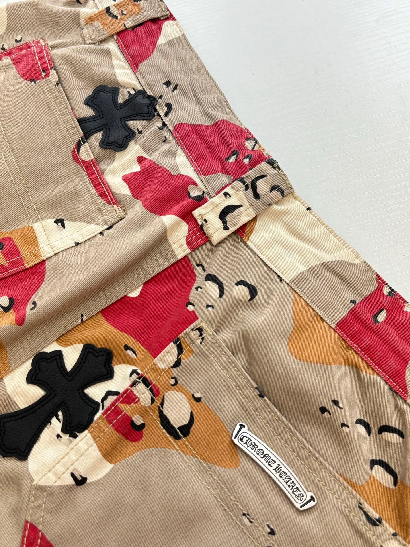 P500 Chrome Heart*/Chrome Heart CH leather camouflage shorts were purchased and developed from a Los Angeles agent for US$2,980. This style is made of custom-made military canvas fabric, restored 1:1 according to the original model, and printed with camouflage patterns. The customization period for the hem sex pattern stamp is 20 days, the minimum order is 1800 pieces, and the color plate is matched. The hardware buckles are all made of electroplated 925 silver material, the weight is perfectly restored, and they are aged and oxidized to black.  Size：S/M/L/XL